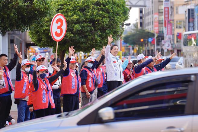国民党籍花莲县长徐榛蔚也陪同傅昆萁，在路口请托支持。（国民党花莲县党部提供）