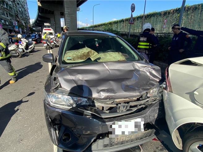 張男車輛因為接連追撞前車，導致車頭嚴重受損。（新北市三重警分局提供／呂健豪新北傳真）
