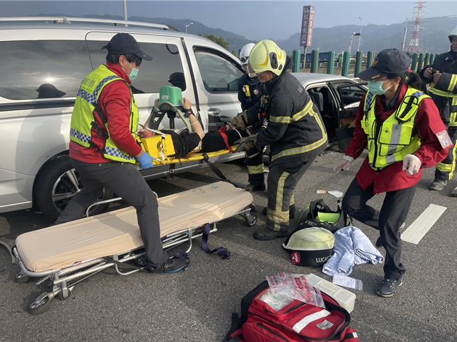 消防人员协助将伤者送医。（民眾提供／李京升苗栗传真）
