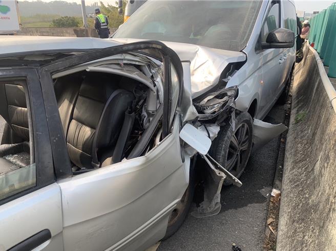 车辆严重变形受损。（民眾提供／李京升苗栗传真）