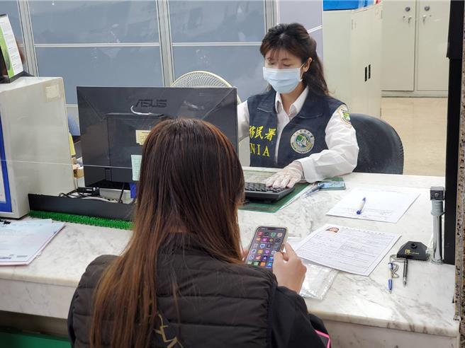移民法修法后施行的第1天，越配小美（化名）赶往台北市服务站送件。（移民署提供）