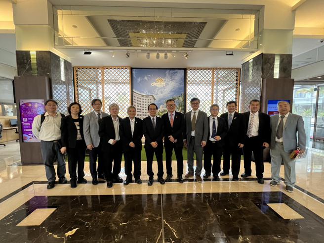 一行人至陽明交大高雄分部校址進行現地會勘。（圖片來源：高雄市經發局提供）