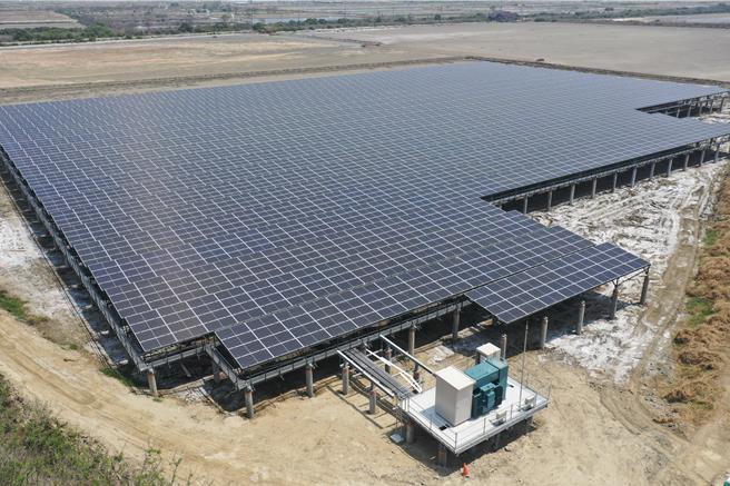 2023年太阳光电併网量未达原定目标，政策目标连5跳。经济部无奈说受「政治攻防」影响。今年将协助地方增加审查人力，追赶进度。(力旸能源提供)