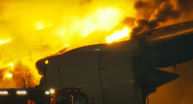 日本羽田機場1架A350客機於跑道上起火，機上約300多名乘客與8名幼童。