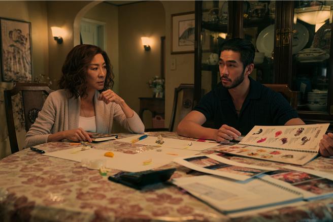 楊紫瓊（左）、錢裕揚在《孫家兄弟》中飾演母子。（Netflix提供）