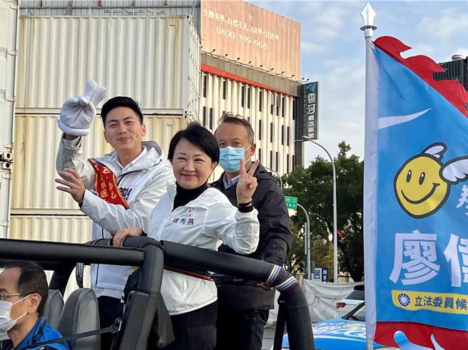 台中市長盧秀燕（右）將個人在中部地區的首次車掃獻給中四選區立委候選人廖偉翔（左）。（張亦惠攝）