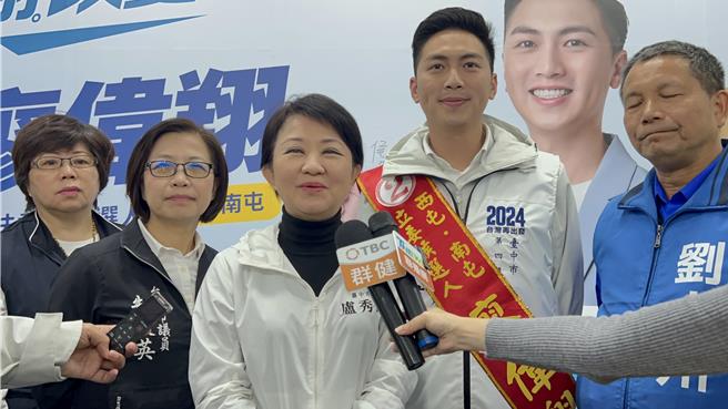 台中市長盧秀燕（左三）轟民進黨政要川流不息來中部，卻沒有實質建設或補助，來再多次都兩手空空。（張亦惠攝）