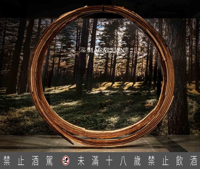 《麥卡倫雪莉印象風味特展》邀請曲木建築藝術家「森林木人」郭恩愷以蒸氣彎曲木料打造藝術作品「Turns ‧輪轉」。（Macallan提供）