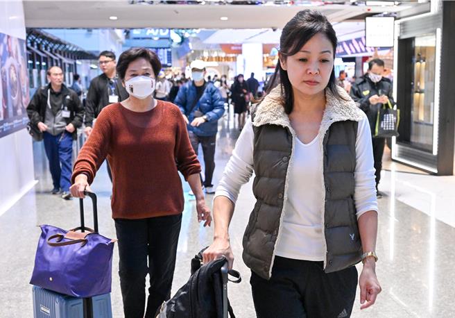 前職業棒球員張誌家的母親2日證實，1日接獲張誌家已於中國大陸過世的訊息。張誌家的媽媽（左後）在張大姐（右前）的陪同下，2日下午搭機前往深圳，張大姐表示，目前張誌家已送往殯儀館，家人抵達後會先向公安開立死亡證明書，後續會到殯儀館去確認張誌家的遺體。（陳麒全攝）