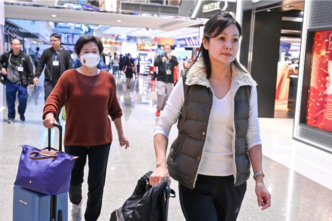 前職業棒球員張誌家的母親2日證實，1日接獲張誌家已於中國大陸過世的訊息。張誌家的媽媽（左後）在張大姐（右前）的陪同下，2日下午搭機前往深圳，張大姐表示，目前張誌家已送往殯儀館，家人抵達後會先向公安開立死亡證明書，後續會到殯儀館去確認張誌家的遺體。（陳麒全攝）