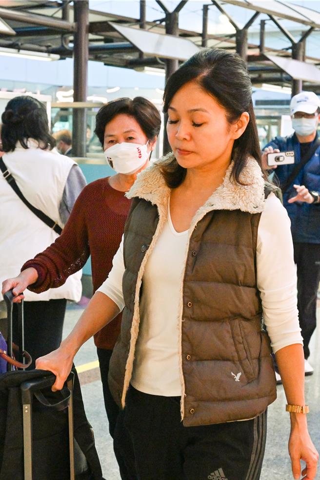 前職業棒球員張誌家的母親2日證實，1日接獲張誌家已於中國大陸過世的訊息。張誌家的媽媽（左後）在張大姐（右前）的陪同下，2日下午搭機前往深圳，張大姐表示，目前張誌家已送往殯儀館，家人抵達後會先向公安開立死亡證明書，後續會到殯儀館去確認張誌家的遺體。（陳麒全攝）