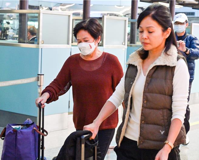 前職業棒球員張誌家的母親2日證實，1日接獲張誌家已於中國大陸過世的訊息。張誌家的媽媽（左後）在張大姐（右前）的陪同下，2日下午搭機前往深圳，張大姐表示，目前張誌家已送往殯儀館，家人抵達後會先向公安開立死亡證明書，後續會到殯儀館去確認張誌家的遺體。（陳麒全攝）