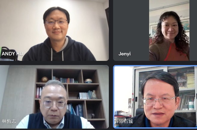 初審評審團召集人世新口語傳播與社群媒體學系胡全威(左上)，三位評審老師王珍一(右上、致理科大)、林恒志(左下、世新大學)及郭石城(醒吾科技大學)，詳細檢視評審65位同學初賽短視頻。(照片/醒吾科技大學提供)