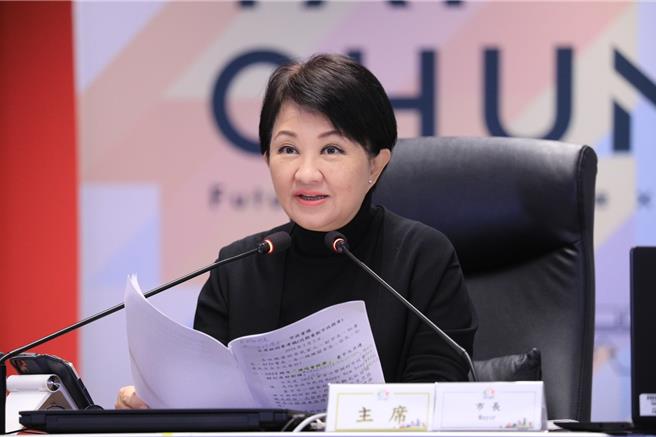 台中市长卢秀燕2日在市府市政会议宣布，今年起将加码补助结婚后生育检查、34岁以下孕妇筛检母血唐氏症等，是市府送给市民的新年礼物。（林欣仪摄）