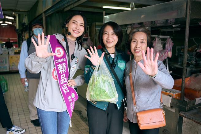 周春米提到，今天特地從南來到北是因為在立院期間看到賴品妤展現年輕、專業的女力，相信她如能連任，爭取更多有利於地方鄉親的建設。（賴品妤辦公室提供／劉瑋晴攝）