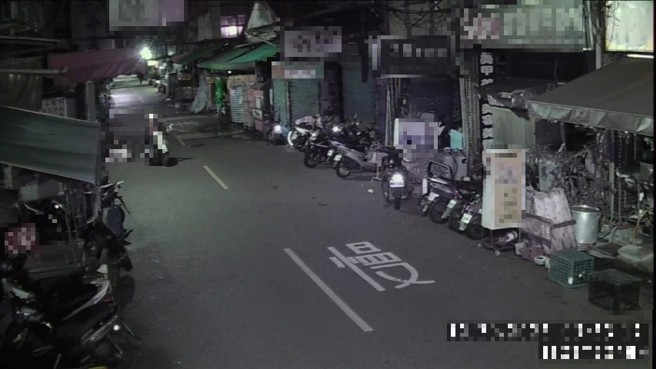 新北市三重区中央北路日前发生一起飞车抢案，26岁洪姓女子走在路上，遭歹徒骑机车行抢皮包。（图／翻摄画面）