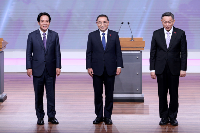 2024年總統大選進入最後倒數，3黨陸空火力全開，希望催出支持者熱情。圖為3位候選人在辯論會前合影。（台北市攝影記者聯誼會提供）