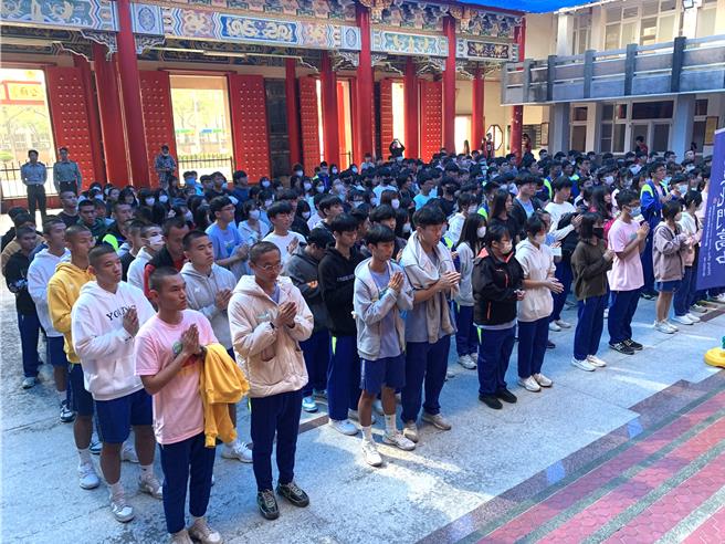 因應即將到來的學測，位於台南市佳里區的國立北門高中，考生們2日徒步至佳里孔廟昭清宮參拜。（北門高中提供／張毓翎台南傳真）