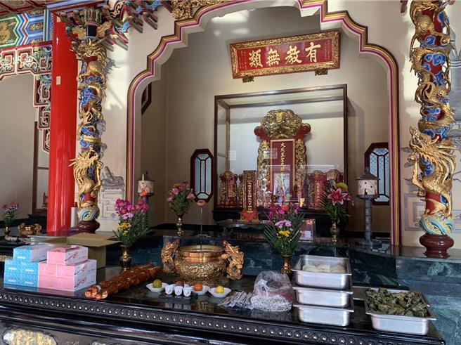 校方準備芹菜、蔥蒜、沙拉油、包子、糕餅和粽子為供品祭拜。（北門高中提供／張毓翎台南傳真）