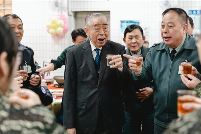 李棟樑慰問偏遠部隊，感謝官兵24小時堅守崗位。（軍友社提供）★《中時新聞網》關心您：飲酒過量，有礙健康。酒後不開車，安全有保障！