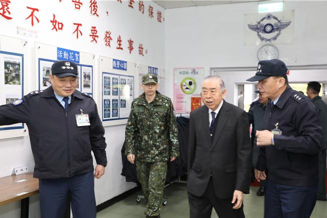 李棟樑慰問空軍偏遠部隊，感謝官兵24小時堅守崗位。（軍友社提供）