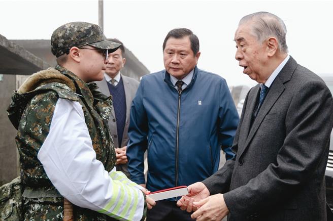 李棟樑慰問空軍偏遠部隊，感謝官兵24小時堅守崗位。（軍友社提供）