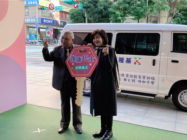 「摩卡咖啡」董事長劉文舉（左）2日捐贈基隆市政府復康巴士1輛，將象徵捐贈的鑰匙造型手板交給基隆市副市長邱佩琳（右）。（徐佑昇攝）