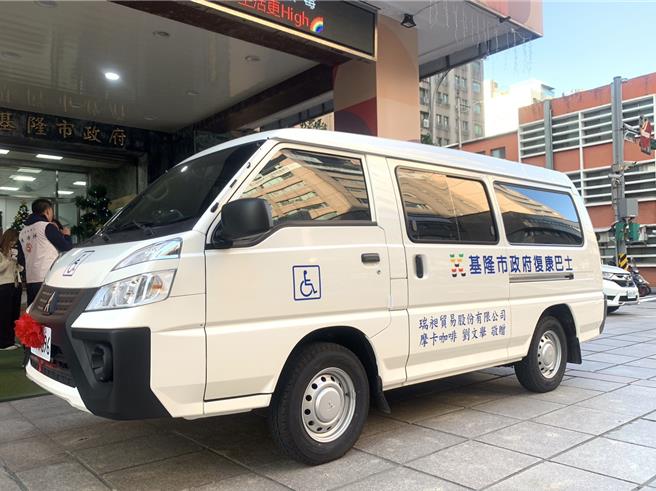 「摩卡咖啡」董事長劉文舉2日捐贈基隆市政府復康巴士1輛，圖為全新的復康巴士。（徐佑昇攝）