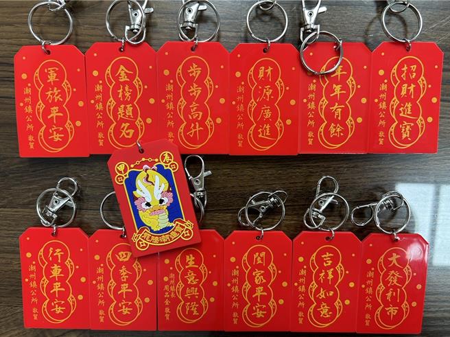 近年屏東潮州鎮公所自製文創品推廣在地觀光，今年在元旦健走活動新亮相的「小紅包」詢問度超高，公所決定春節市集期間再發送，有信心再創人潮高峰。（謝佳潾攝）