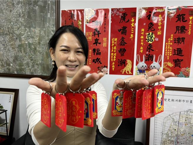 近年屏東潮州鎮公所自製文創品推廣在地觀光，今年在元旦健走活動新亮相的「小紅包」詢問度超高，公所決定春節市集期間再發送，有信心再創人潮高峰。（謝佳潾攝）