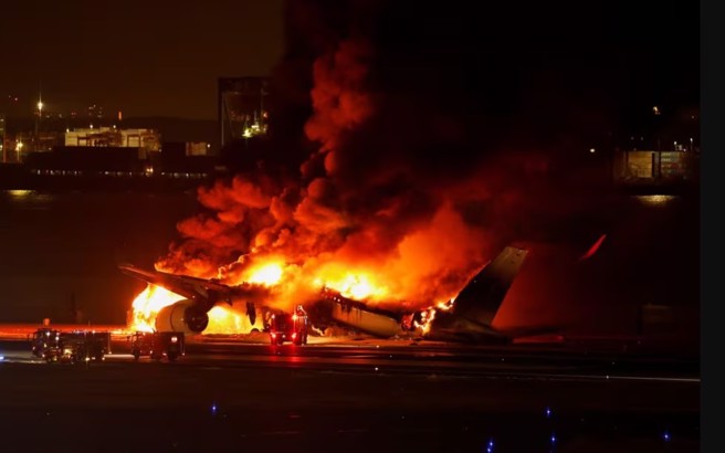 羽田機場事故，A350客機擦撞海上保安廳DHC-8救難飛機。(圖/路透)