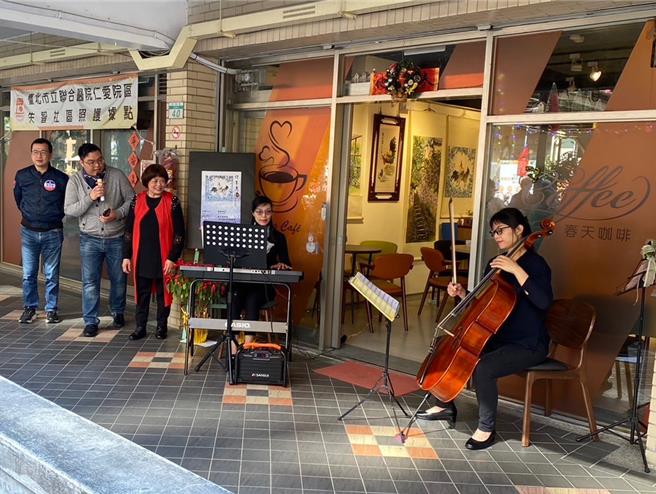 資深國畫家許玉惠的彩墨個展盛大開幕，活動在大安區群英里的春天咖啡舉行。大安區立委候選人羅智強（左一）現身支持。（主辦單位提供）