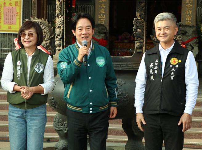 民进党总统候选人赖清德（中）2日前往云林县四湖乡参天宫参拜关公，表示刘备、关公面对曹操，是提高自身军事力量，并没有跟曹操签订和平协议，若签订的话，我们也不会祭拜关公。（张朝欣摄）