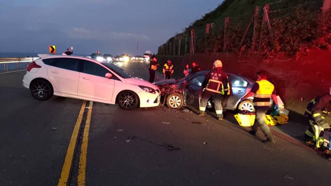 新北市瑞芳区台2线76.5公里处发生一起严重车祸。（翻摄画面）