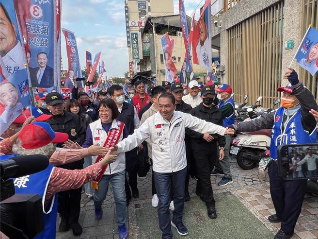 国民党总动员，全台1139个街口拜票获迴响。国民党总统候选人侯友宜2日在台南车队扫街拜票。（本报资料照／洪荣志摄）