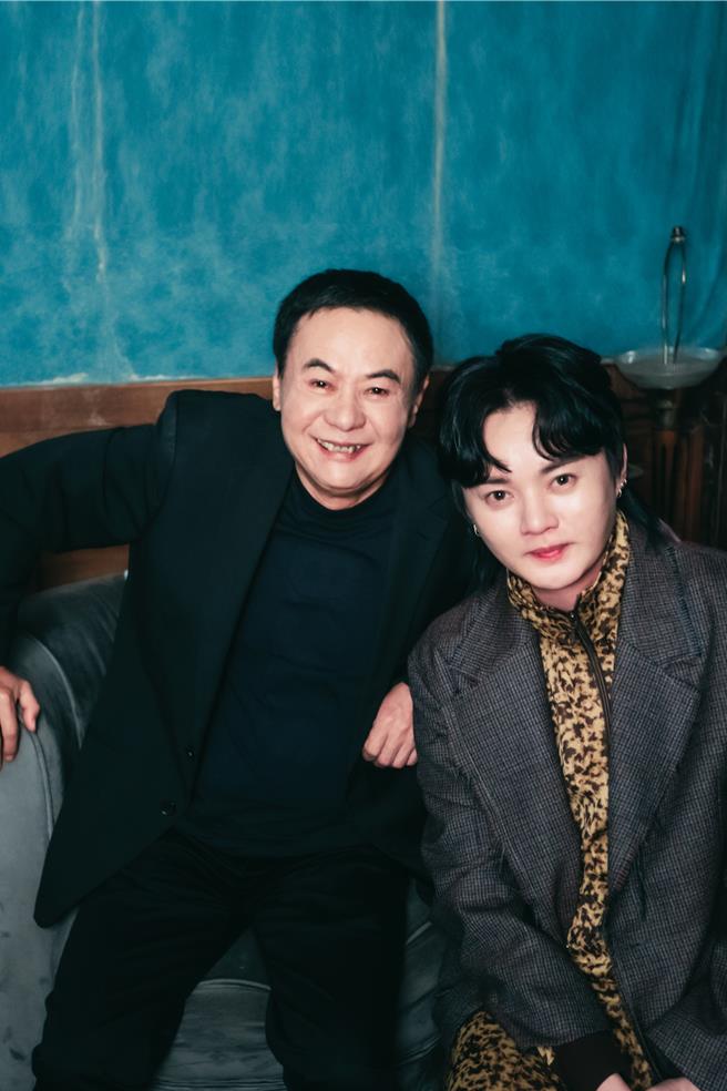 許富凱近日推出新歌MV，邀來蔡振南跨刀合作。（何樂音樂提供）