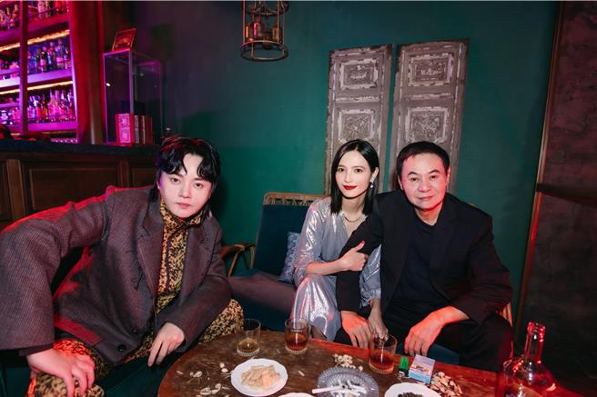 許富凱（左起）近日推出新歌MV，邀來吳子霏、蔡振南跨刀合作。（何樂音樂提供）★《中時新聞網》關心您：飲酒過量，有礙健康。酒後不開車，安全有保障！★《中時新聞網》關心您：吸菸有害健康！戒菸專線：0800-636363。