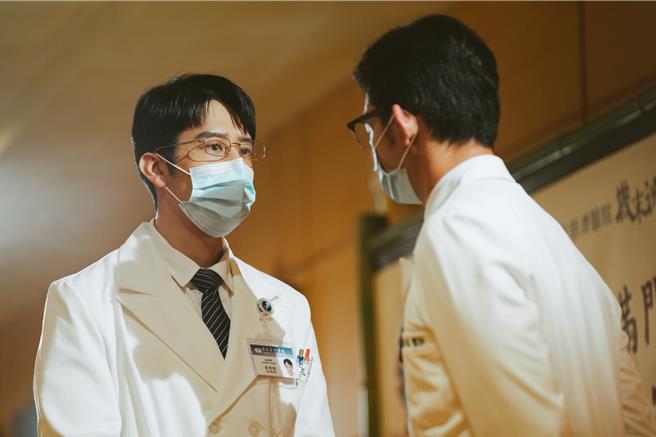 胡宇威在《打怪任务》饰演儿科医师。（大爱电视台提供）