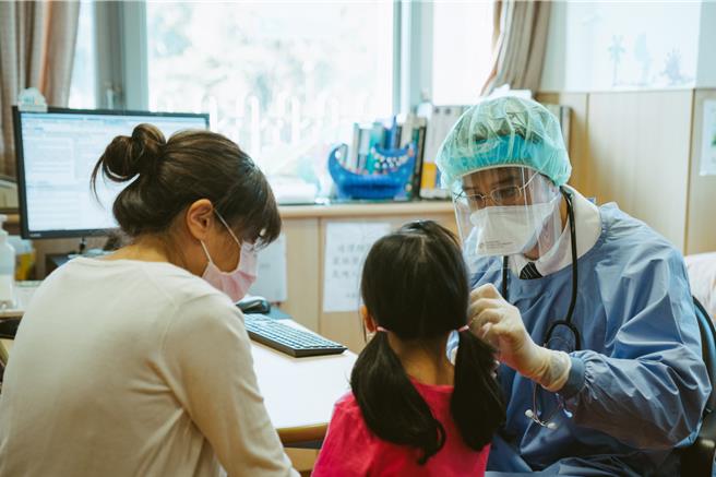 胡宇威在《打怪任务》饰演儿科医师。（大爱电视台提供）