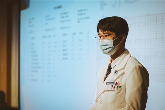 胡宇威在《打怪任务》饰演儿科医师。（大爱电视台提供）