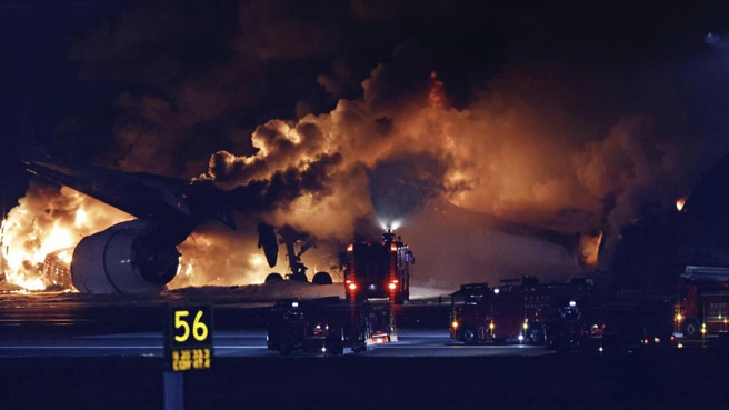 1月2日羽田机场JAL516航班与海上保安厅MA722飞机发生擦撞起火。（美联社）