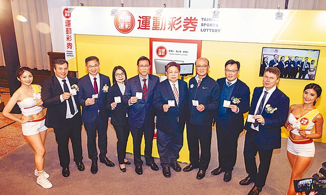 台灣運彩2024全新上市，接軌世界，24小時都可投注。教育部次長林騰蛟（右三）、體育署署長鄭世忠（右二）、威剛科技董事長陳立白（右四）、台灣運彩董事長陳進福（左四）及總經理林博泰（左二）及金流中國信託銀行、系統商Sportradar共同參觀全新投注站第三屆運動彩券歡慶1月1日上市。圖／台灣運彩提供