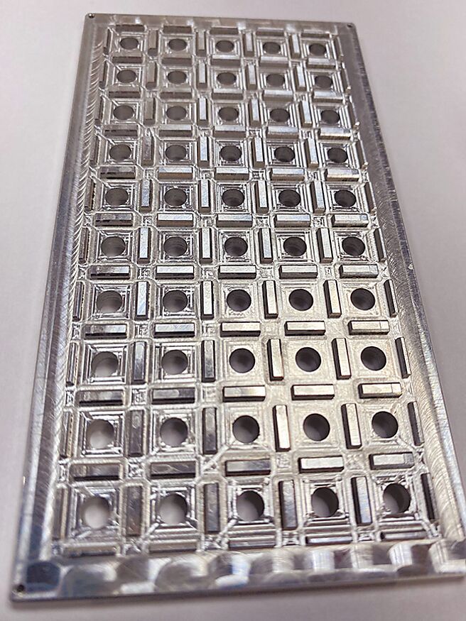 鴻鎵抗靜電鍍膜於半導體封裝模具及治具，實現可平面、立體鍍膜成果。圖／鴻鎵科技提供