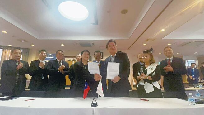 全球數位產業聯盟協進會（GDDA）創會理事長邱月香與USE吉弘三男社長簽署戰略合作協議。圖／GDDA提供