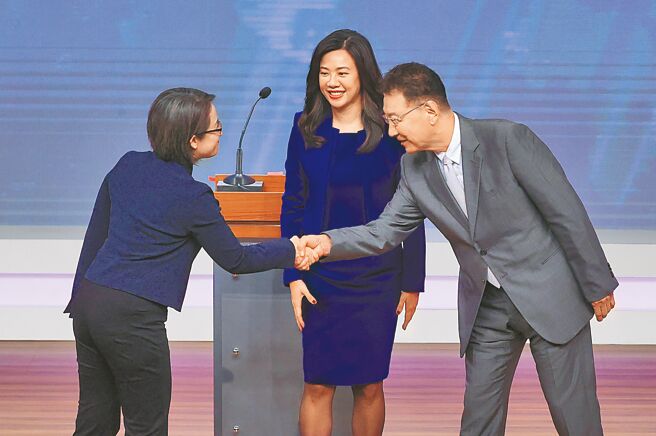 2024副总统候选人电视辩论会1日登场，民进党萧美琴（左起）、民眾党吴欣盈、国民党赵少康在辩论开始前，相互握手致意。（台北市摄影记者联谊会提供）