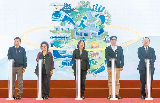 高雄環狀輕軌試營運1日啟航，圖左至右分別為交通部長王國材、監察院長陳菊、蔡英文總統、高雄市長陳其邁及文化部長史哲。（總統府提供）