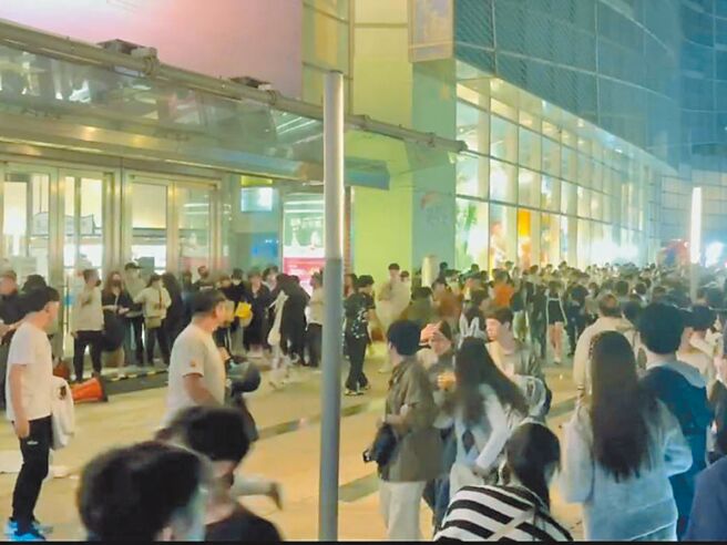 2024高雄跨年晚會吸引約34萬人次到場，發生亮刀烏龍事件，導致人群驚逃，35人推擠受傷。（取自記者爆料網站／任義宇高雄傳真）