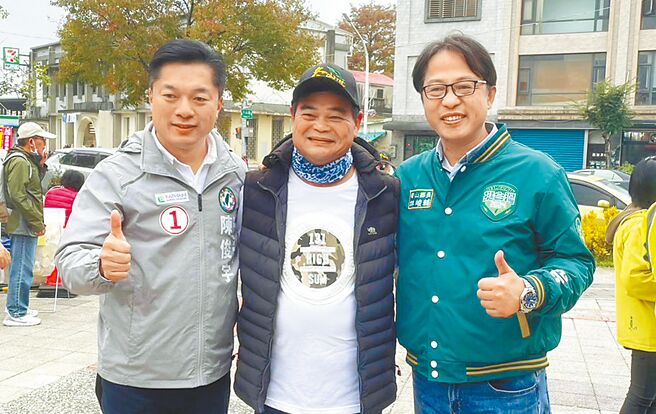 民进党宜兰立委候选人陈俊宇（左）1日参加宜兰运动公园、冬山乡公所及礁溪乡公所元旦健行活动，喊出要「宇」大家一起挺台湾。（民进党宜兰立委候选人陈俊宇竞选办公室提供／吴佩蓉宜兰传真）