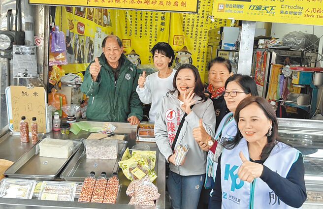 民眾党宜兰立委候选人陈琬惠（左三）1日由总统候选人柯文哲夫人陈佩琪（左二）陪同，前往头城市场扫街拜票，不少摊商高喊冻蒜。（吴佩蓉摄）