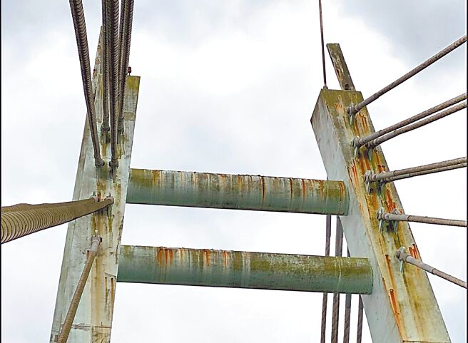 新北市深坑平埔橋是深坑老街聯外的必經道路之一，民代半年前質詢時向工務局反映，平埔橋表面鏽痕斑斑，盼盡速維護改善。（黃心華辦公室提供／高鈞麟新北傳真）